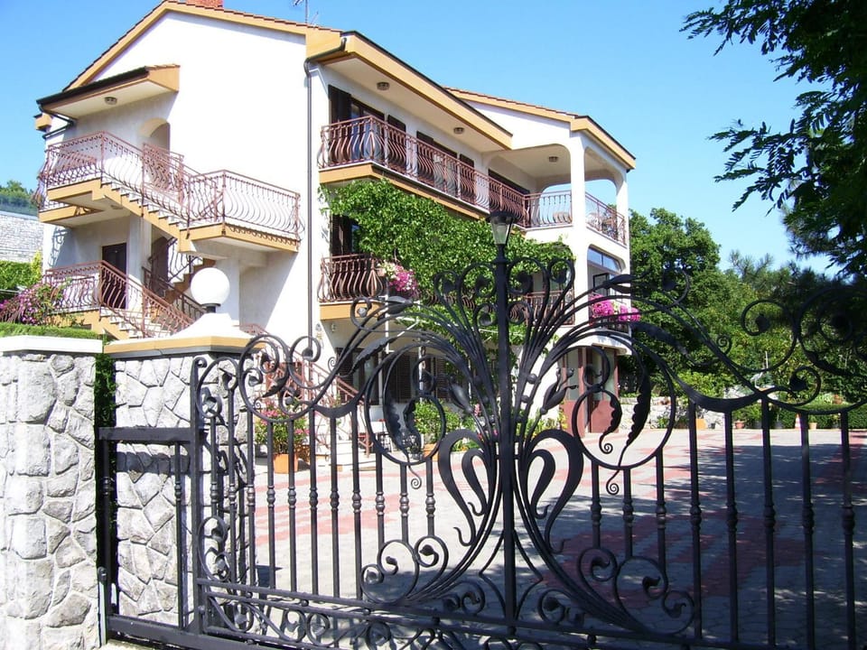 Facade/entrance, Day, Balcony/Terrace