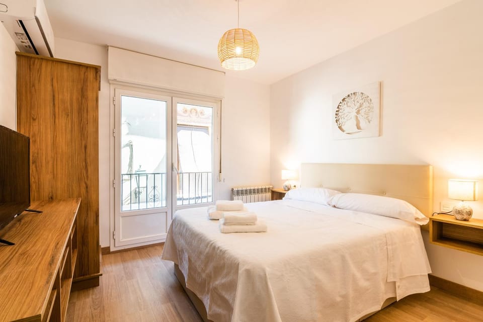 Bed, Photo of the whole room, Bedroom