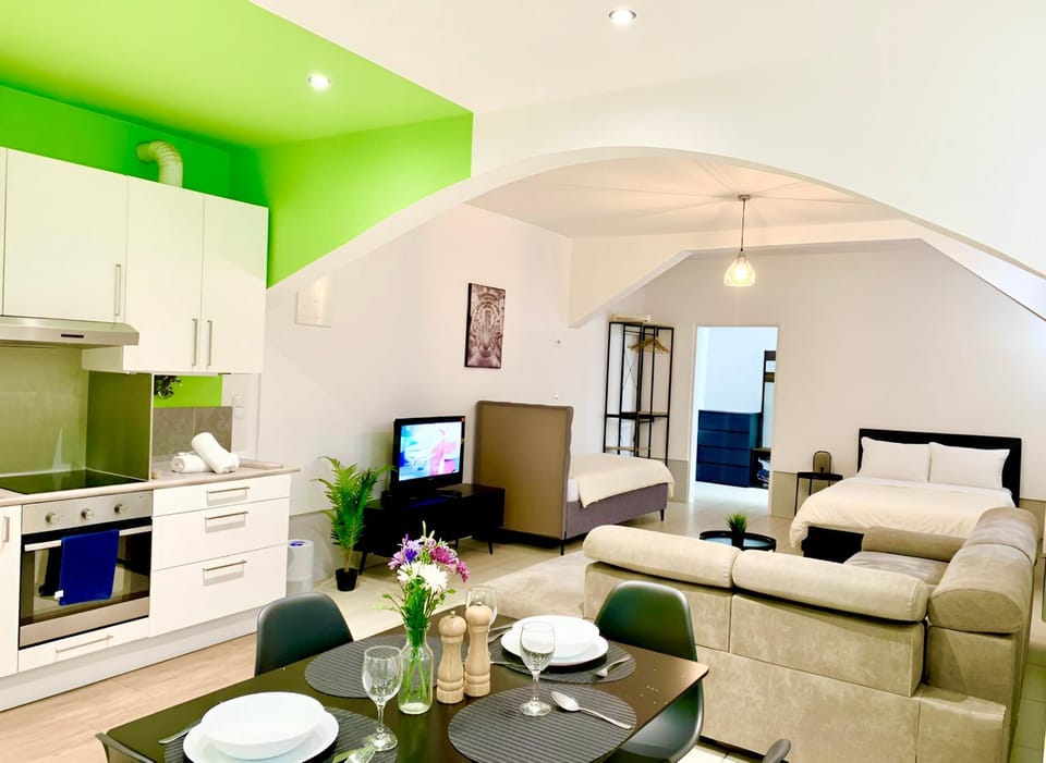 Communal lounge/ TV room, TV and multimedia, Kitchen or kitchenette, Living room, Seating area, Dining area, kitchen