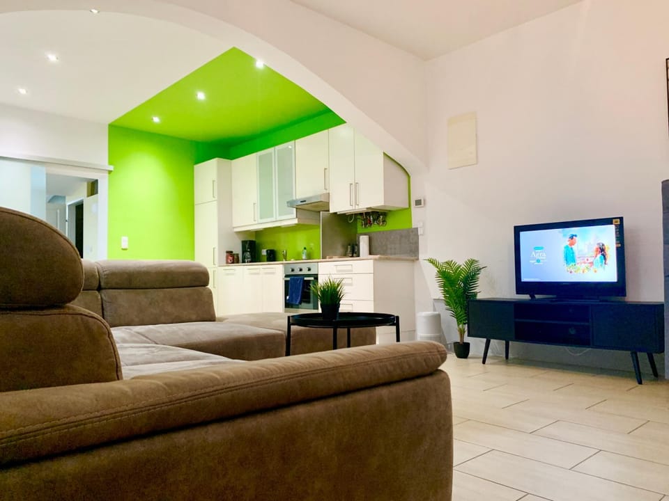 TV and multimedia, Kitchen or kitchenette, Living room, Seating area