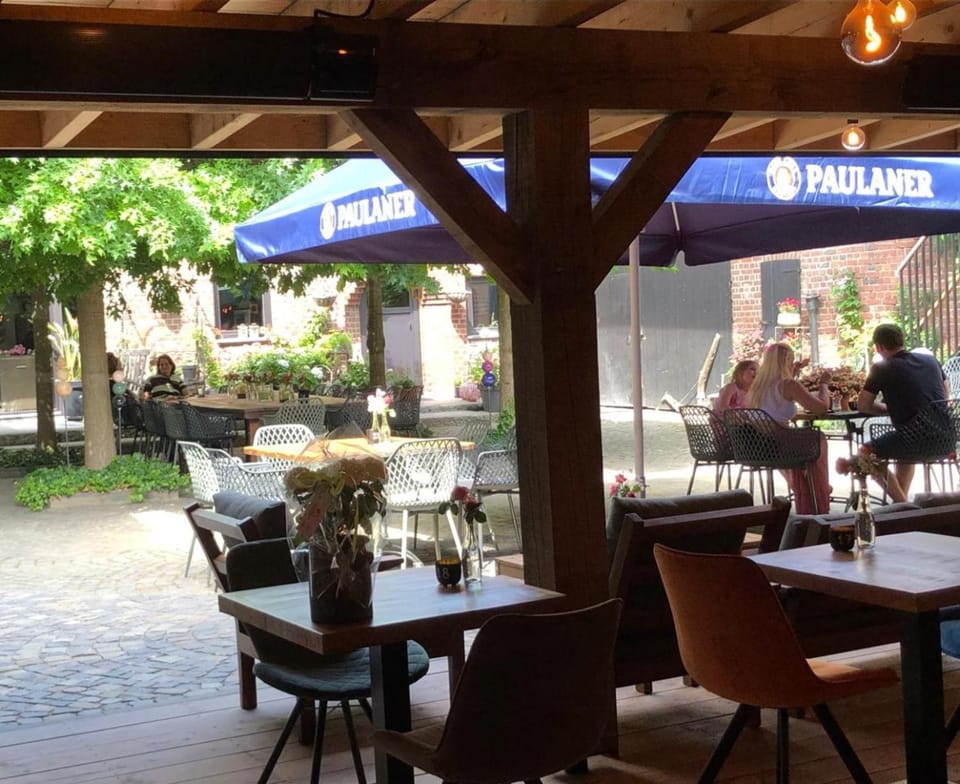 Patio, Food and drinks, group of guests