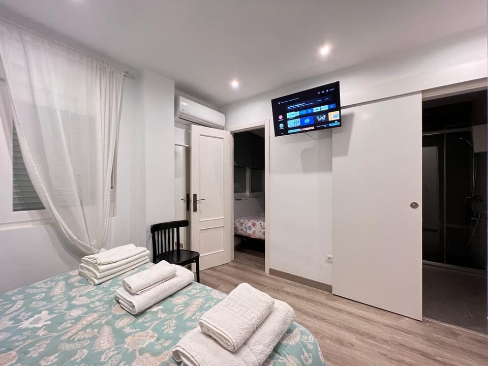 Bed, TV and multimedia, Photo of the whole room, Bedroom, towels