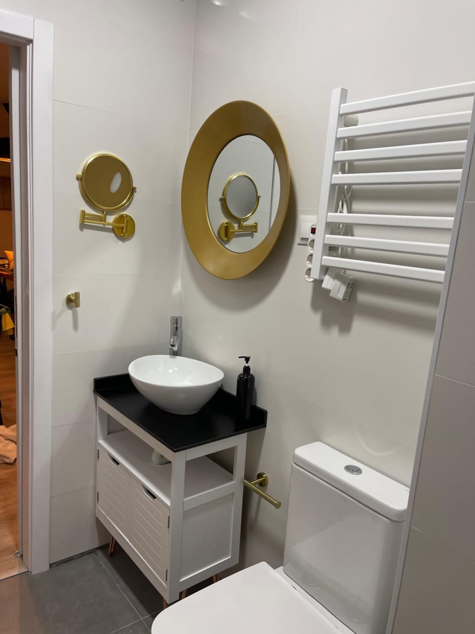 Bathroom, internet