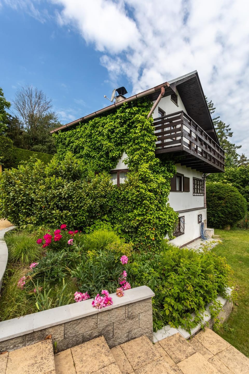 Property building, Spring, Day, Garden, Garden view