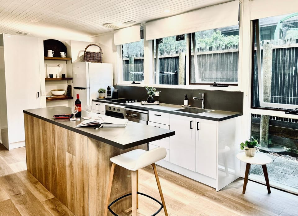 Lorne Groovy Ocean View Log House, Pet Friendly, FREE WIFI wine & chocolates kangaroos in the evening House in Lorne