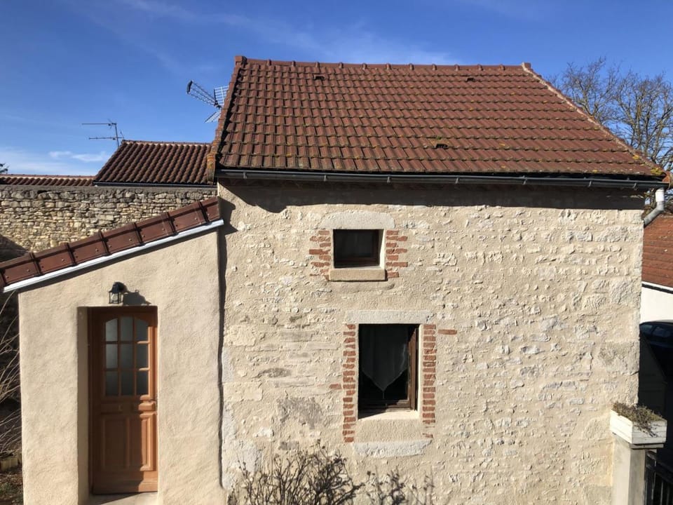 Gîte charmant avec spa et jardin, animaux admis Country House in Auvergne-Rhône-Alpes