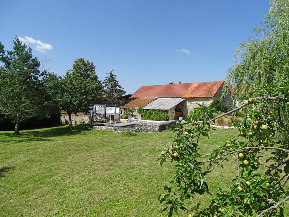 Gîte charmant avec spa et jardin, animaux admis Country House in Auvergne-Rhône-Alpes