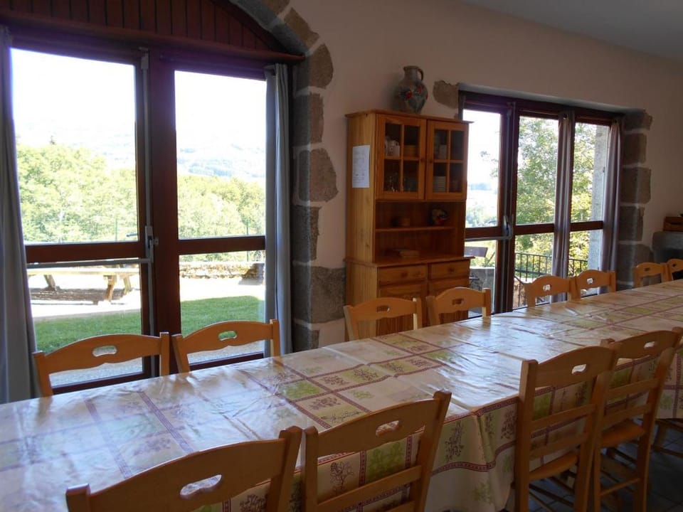 Gîte Montagne Bourbonnaise 12-14 pers, animaux autorisés - FR-1-489-343 House in Auvergne-Rhône-Alpes
