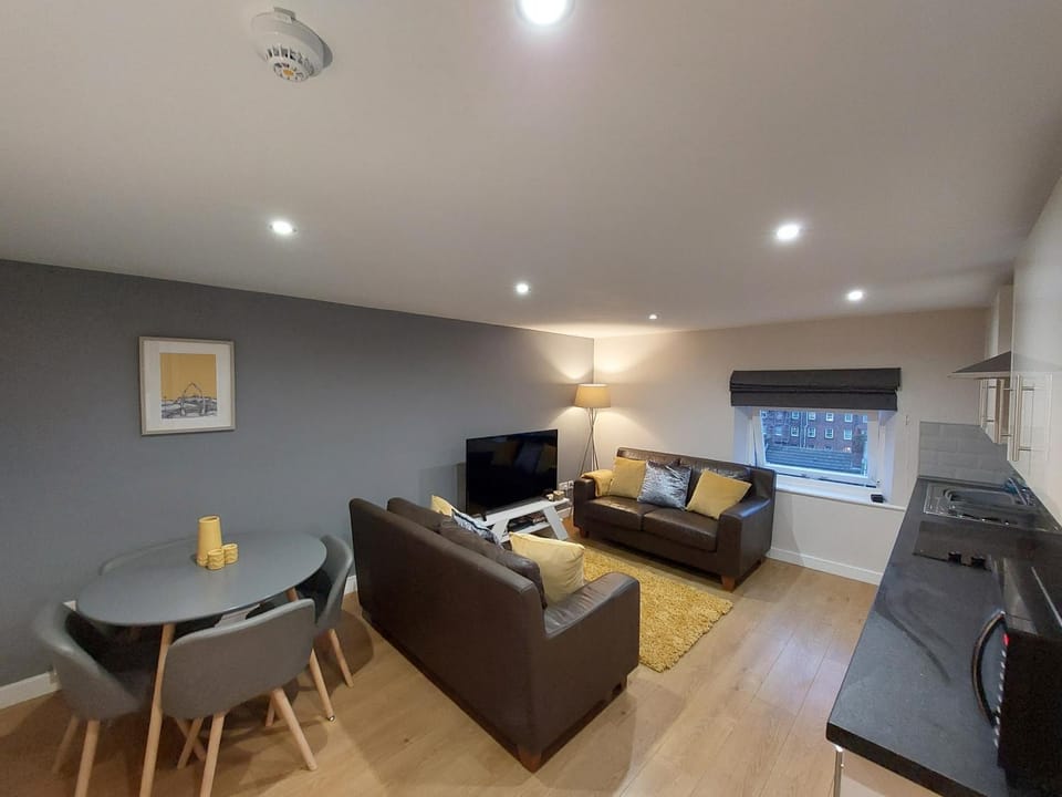 TV and multimedia, Living room, Lounge or bar, Seating area, Dining area