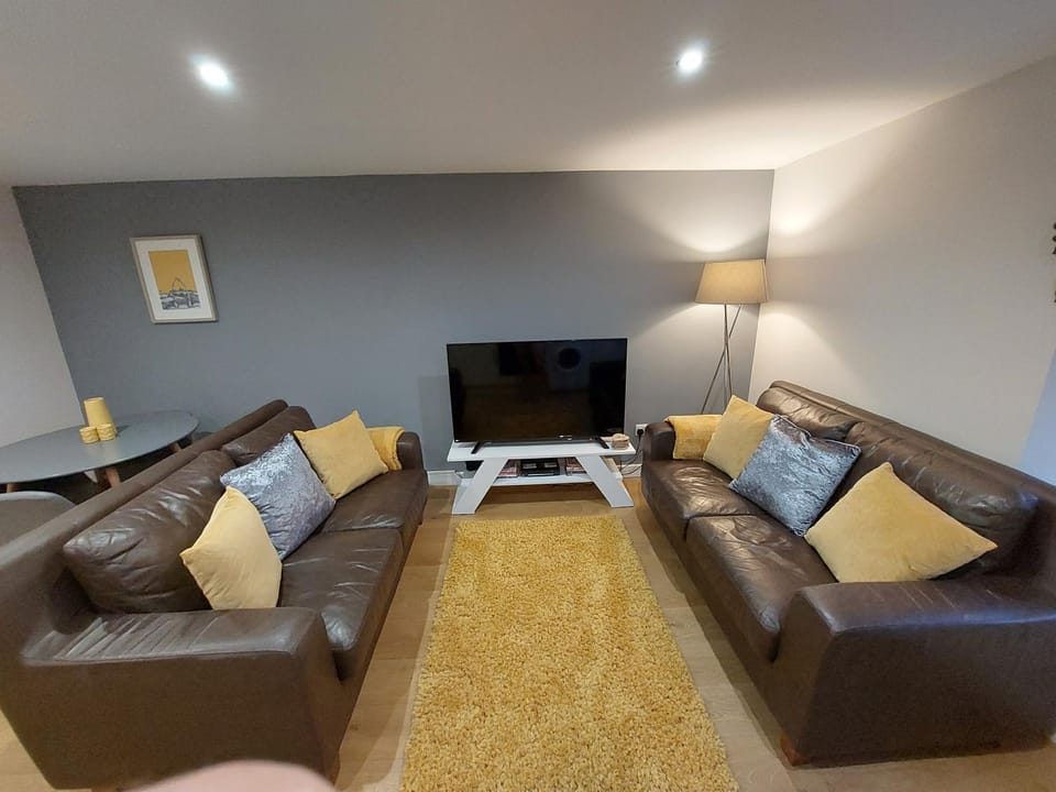 TV and multimedia, Living room, Lounge or bar, Seating area