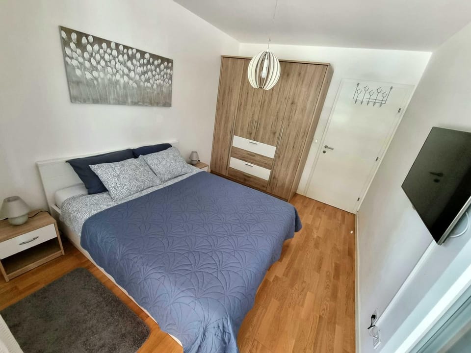 Bed, TV and multimedia, Bedroom