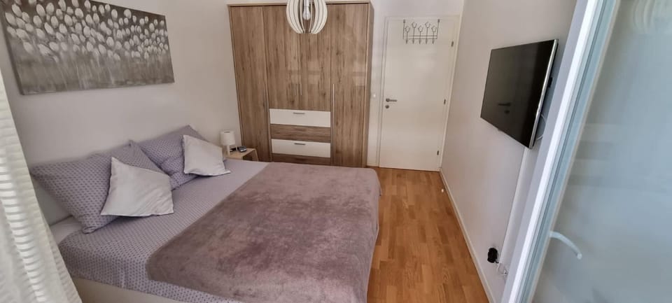 Bed, TV and multimedia, Bedroom