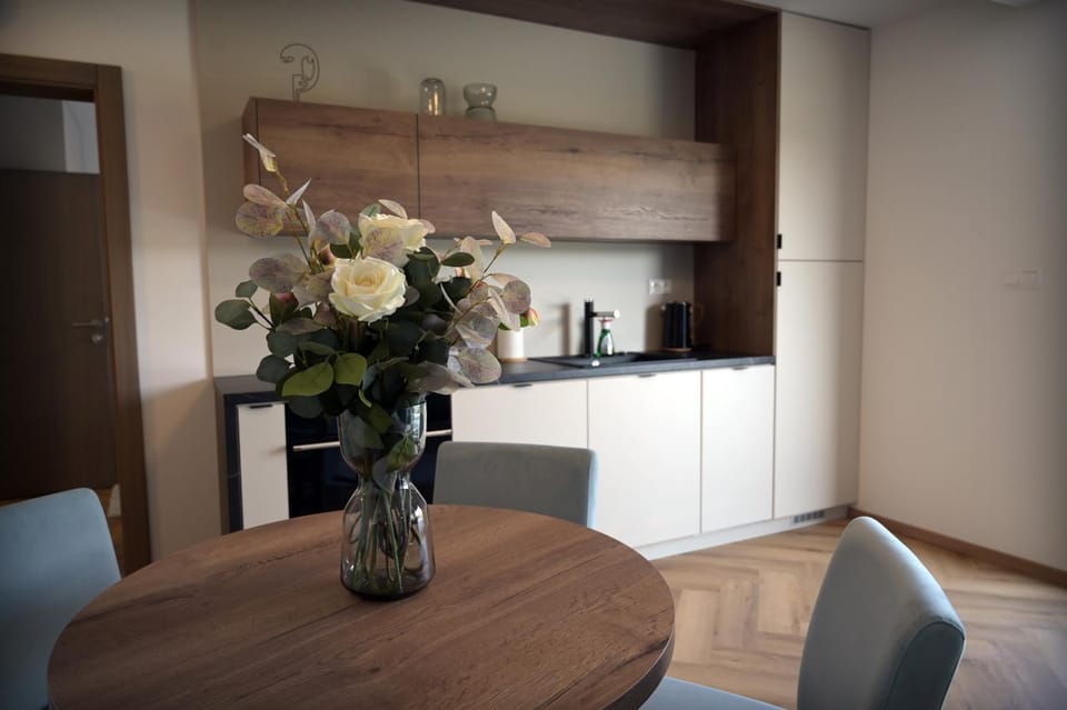 Kitchen or kitchenette, Dining area