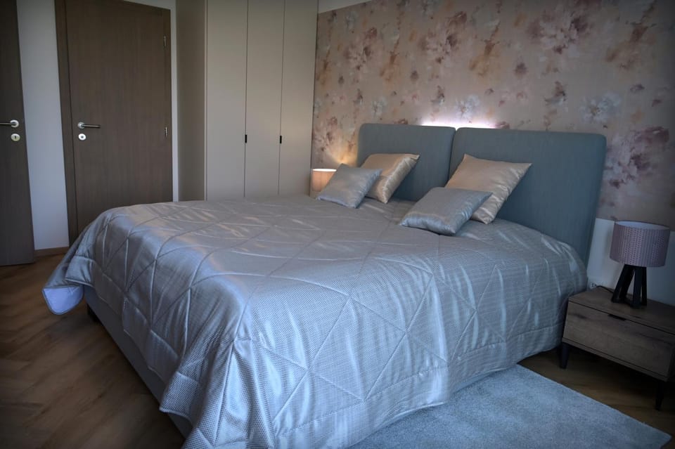 Photo of the whole room, Bedroom, wardrobe