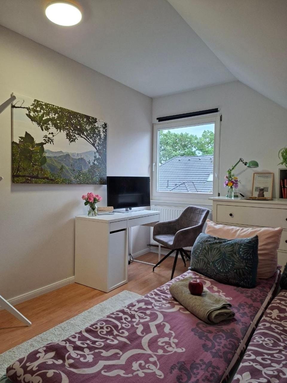 Bed, TV and multimedia, Photo of the whole room, Bedroom