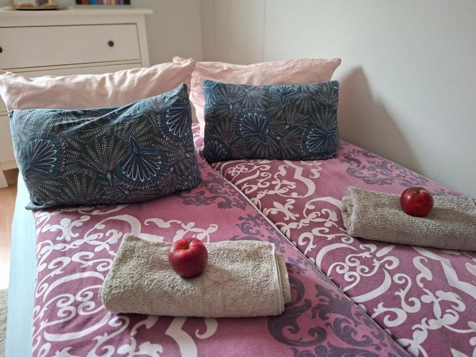 Bed, towels