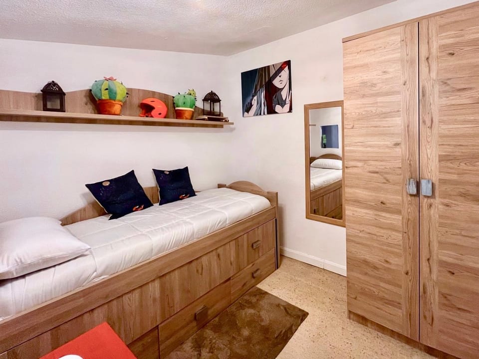 Bed, Photo of the whole room, Bedroom