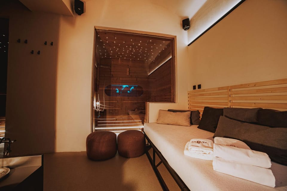 Bed, Seating area