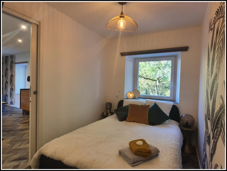 Bed, Photo of the whole room