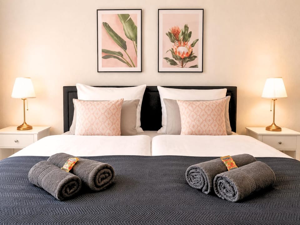 Bed, Bedroom, towels
