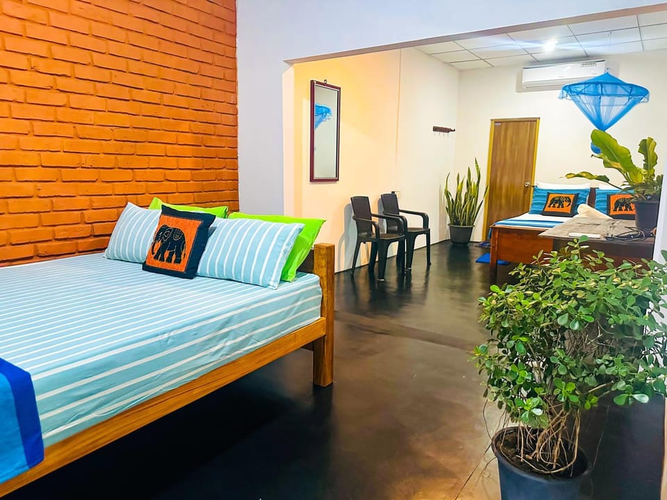 Bed, Living room, Photo of the whole room, Seating area, Dining area, Bedroom