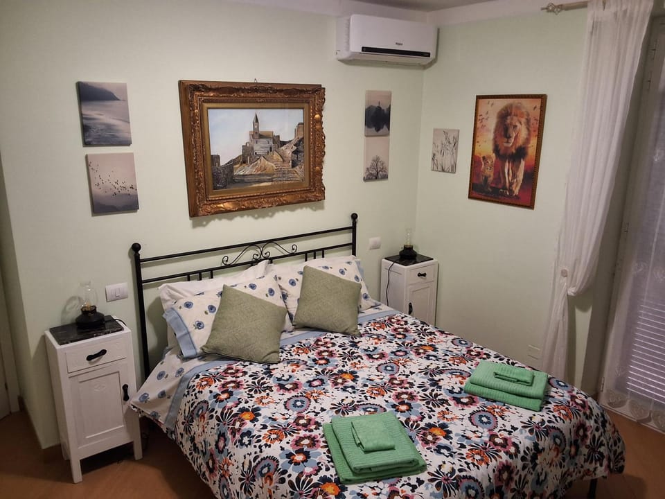 Bedroom, air conditioner