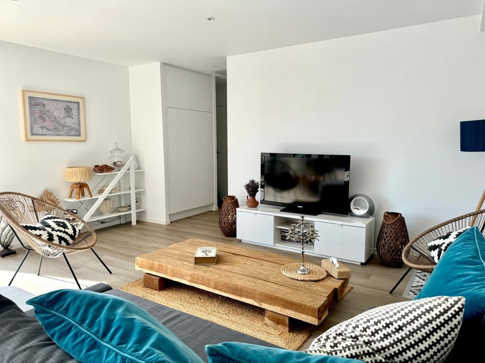 TV and multimedia, Living room, Garden view, Entertainment, internet