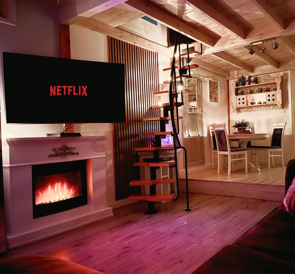 TV and multimedia, Living room, Seating area, Entertainment
