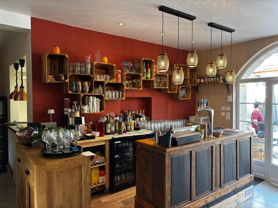 Restaurant/places to eat, Lounge or bar