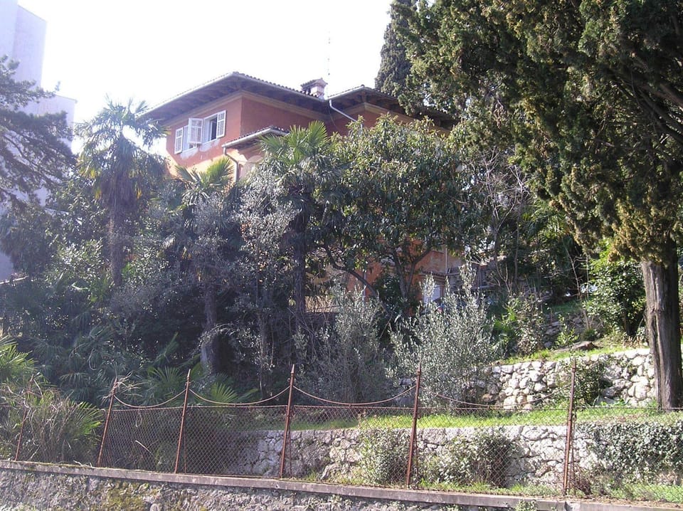 Property building, Facade/entrance, Garden