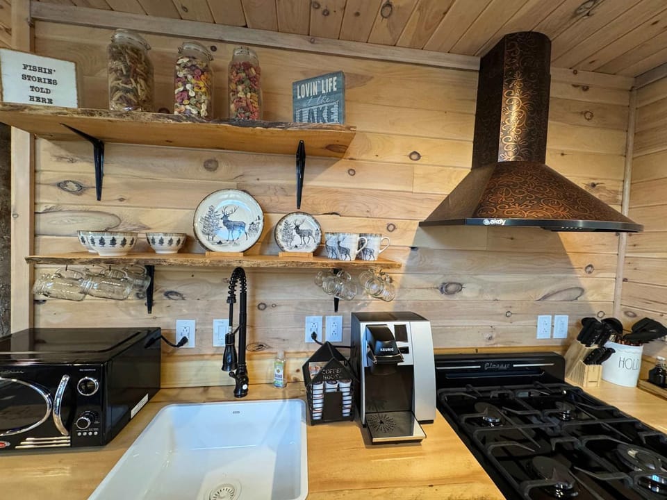 Coffee/tea facilities, Kitchen or kitchenette, pet friendly, stove