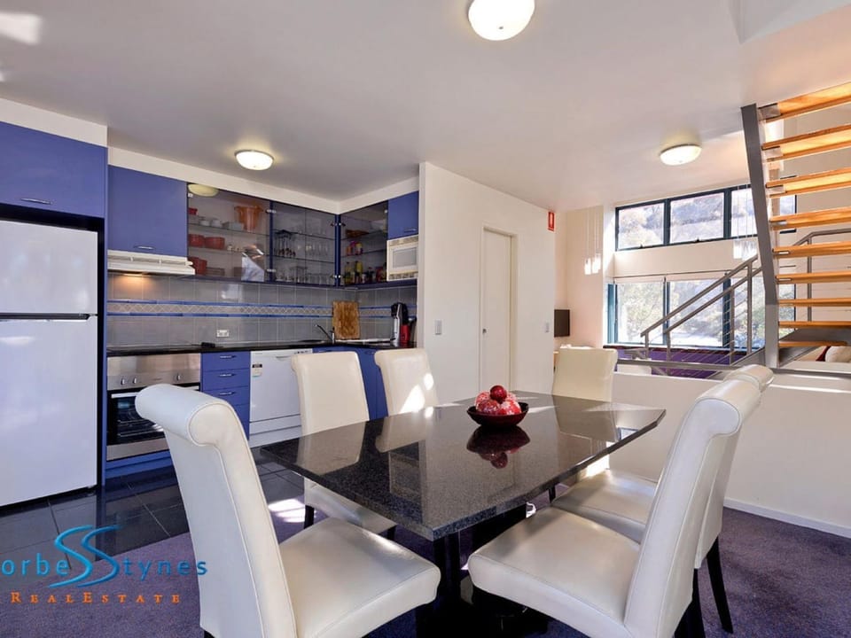 Dining area, kitchen