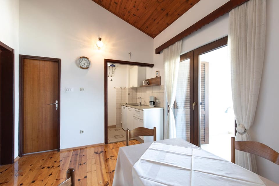Coffee/tea facilities, Kitchen or kitchenette, Dining area