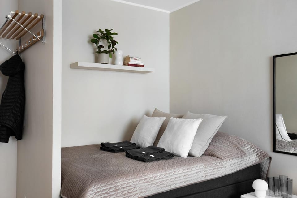 Bed, Photo of the whole room, towels