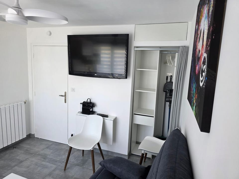 TV and multimedia, Seating area, Dining area, storage