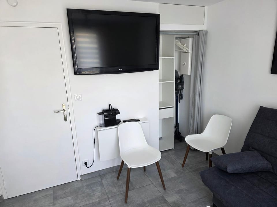 TV and multimedia, Seating area, Dining area, storage