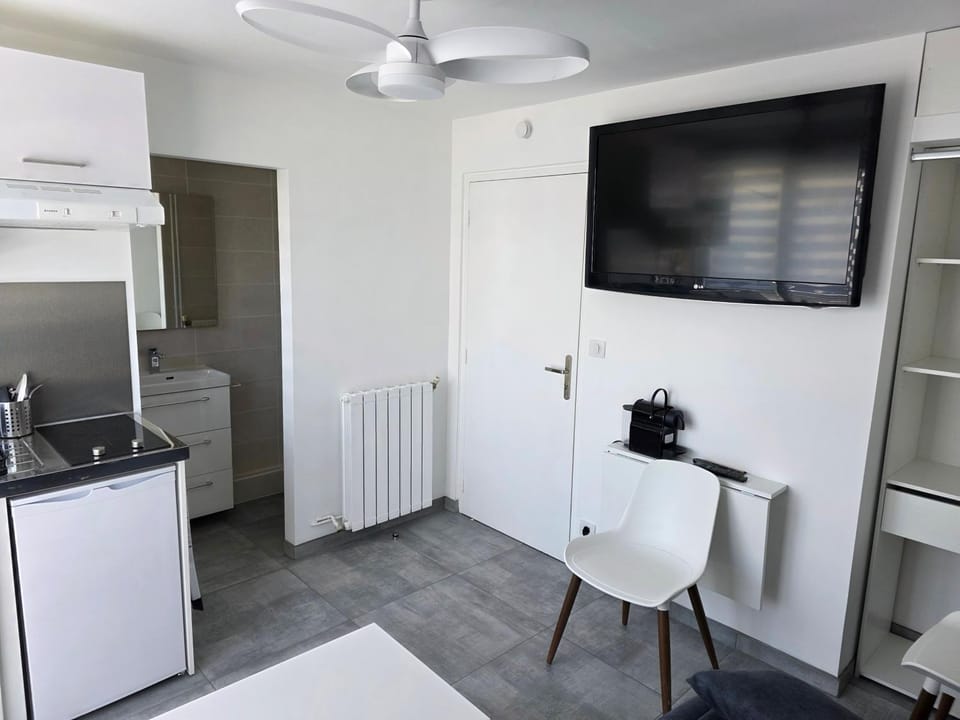 TV and multimedia, Seating area, Meals, storage
