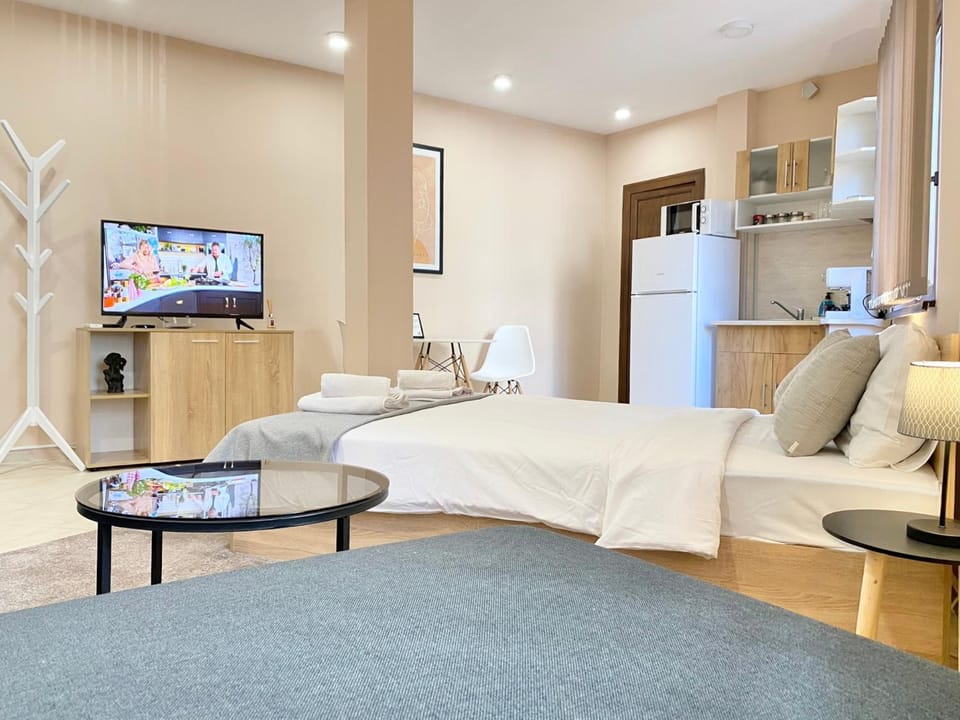 Bed, TV and multimedia, Kitchen or kitchenette, Living room, Seating area, Dining area, towels