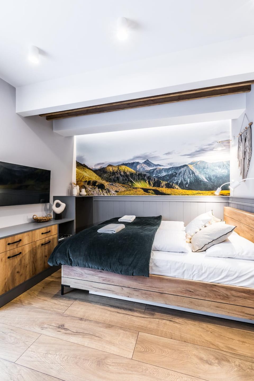 Photo of the whole room, Bedroom