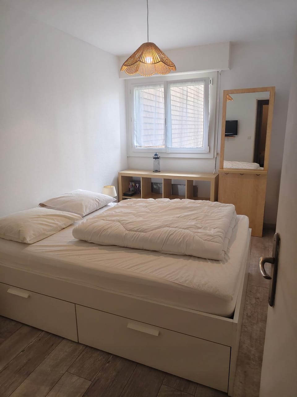Bed, Photo of the whole room, Bedroom