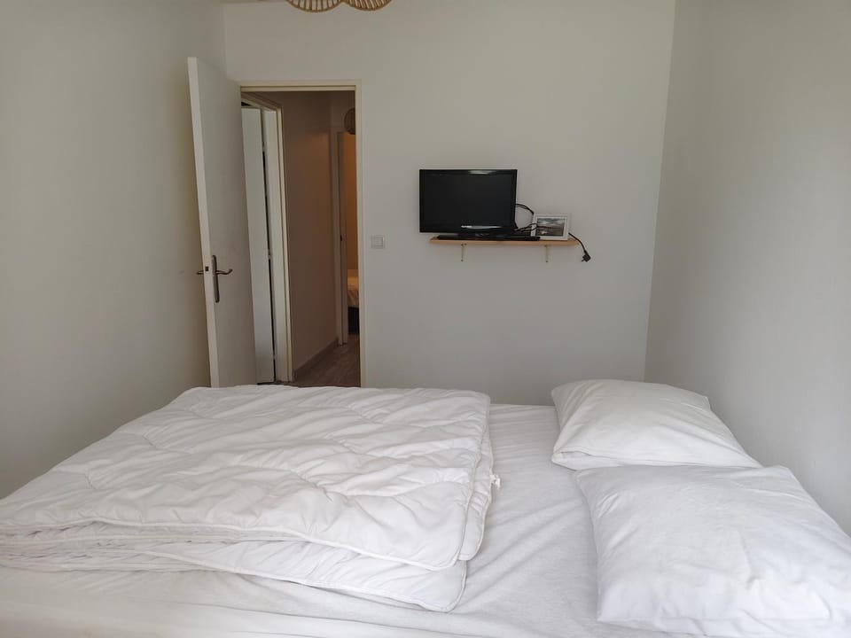 Bed, TV and multimedia
