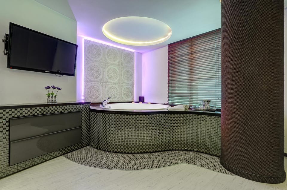 TV and multimedia, Swimming pool