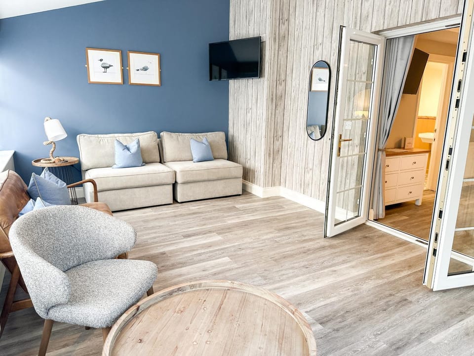 Bed, TV and multimedia, Seating area