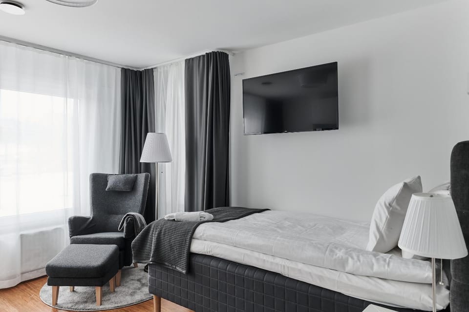 Property building, Bed, TV and multimedia, Seating area