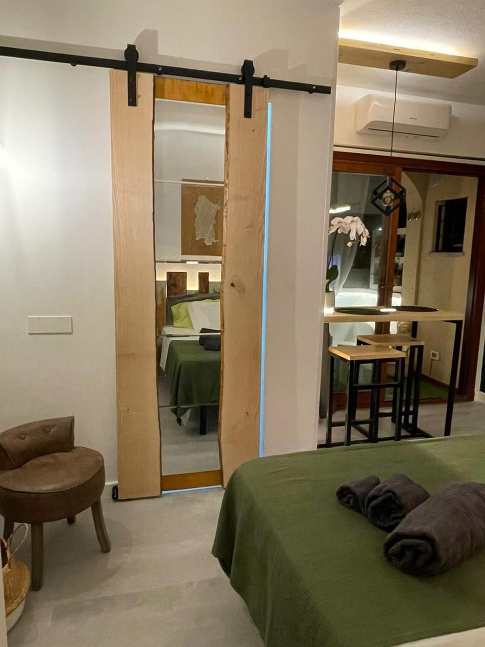 Bed, Seating area, Dining area, air conditioner