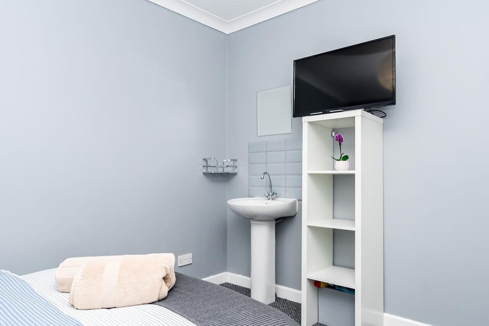 Shirley house 2, Self Catering Guest House, Self Check in, Smart locks, 10 min Walk to Southampton General, Aspire and Princess Anne Hospitals, Access to Fully Equipped Kitchen, Excellent Transport Links, Ideal for Longer Stays and Hospital Shifts Bed and Breakfast in Southampton