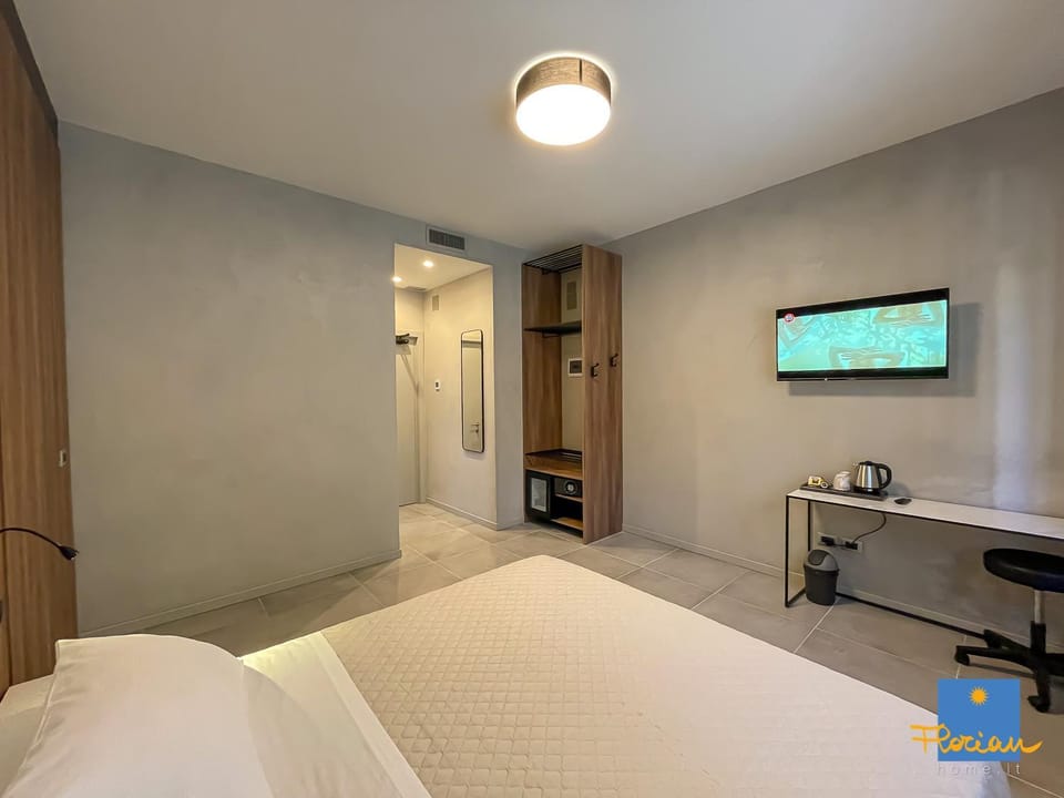 Communal lounge/ TV room, Bed, Photo of the whole room, Bedroom