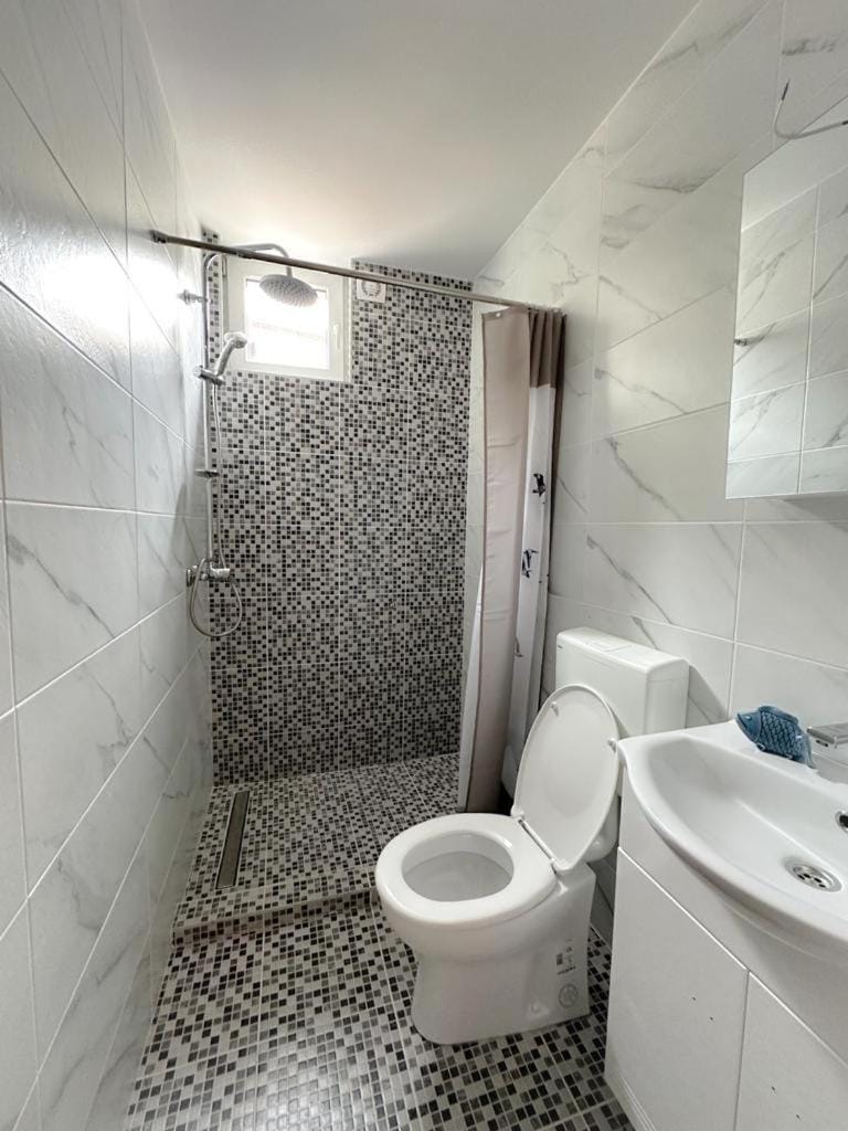 Shower, Toilet, Bathroom, towels