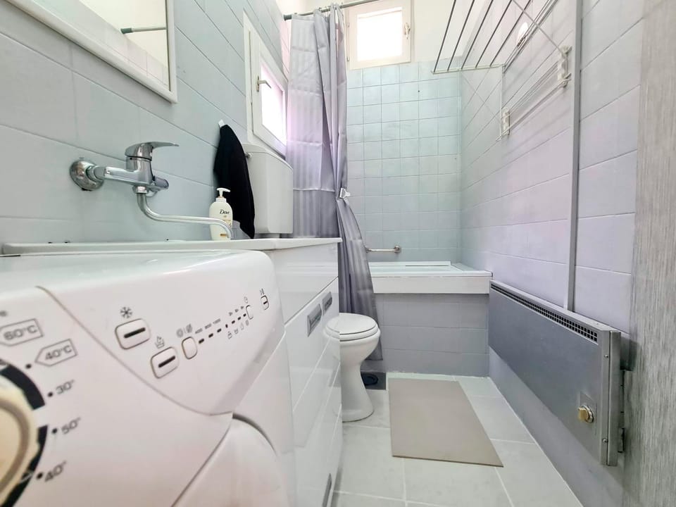 Shower, Toilet, Bathroom, Bath, towels, washing machine