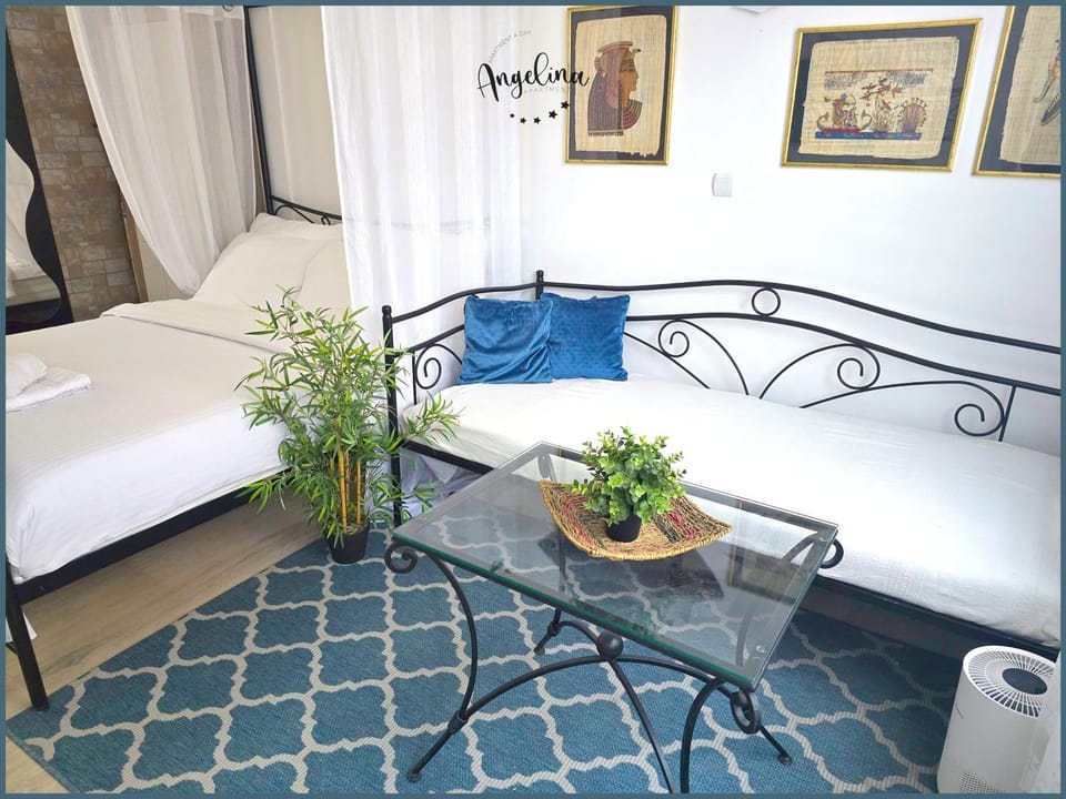 Bed, Living room, Photo of the whole room, Seating area, Bedroom
